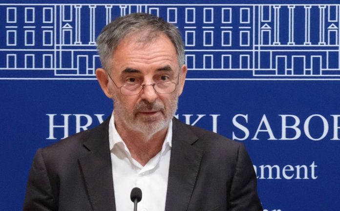 Pupovac otkrio da je dogovorena zabrana Za dom spremni, ali neće ići prije izbora; U Vukovaru maltretiranje pripadnika srpske zajednice