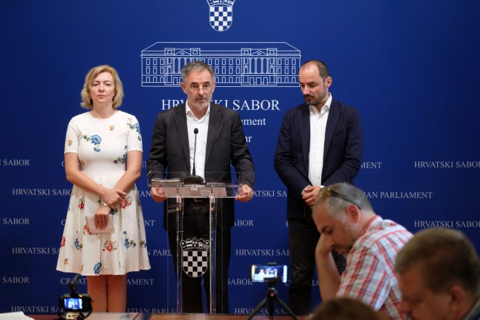 ZASTUPNIK PUPOVČEVE STRANKE: “ZABRANITI ZDS”, BULJ: “NEĆU PRIHVATITI ETIKETIRANJE HRVATSKOG NARODA KAO USTAŠKOG”