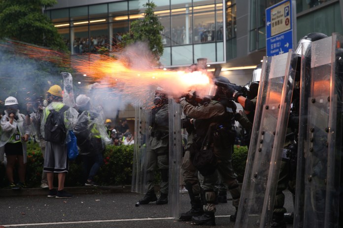 Policajci u Hong Kong prvi put koristili pravo streljivo i vodene topove
