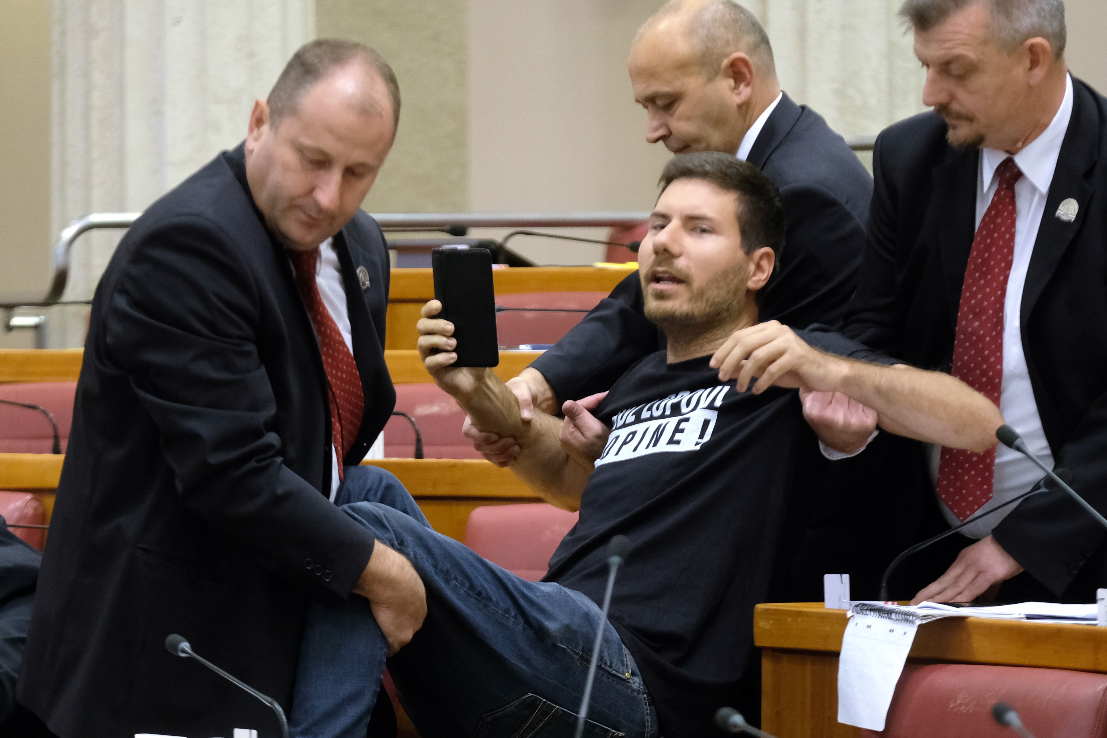 VIDEO Pernar opet izbačen iz sabornice, Brkić: Šaljete ružnu poruku