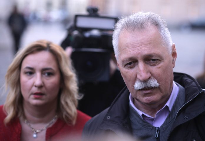 PISMO UČITELJA U POTPUNOSTI RAZOTKRILO SINDIKATE: Izdani smo, a njihov je interes samo jedna stvar!