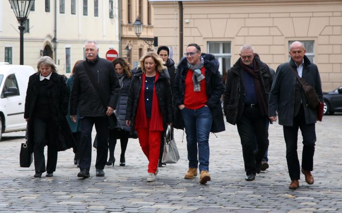 Vlada dala novu ponudu: Sindikati se već satima konzultiraju u odvojenoj prostoriji?