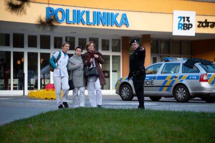 Šest mrtvih u pucnjavi u bolnici u Češkoj, policija objavila potjernicu za krivim čovjekom!