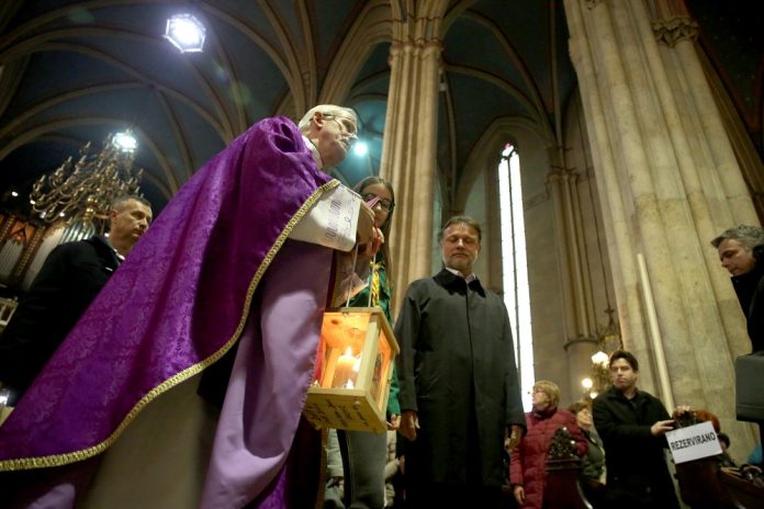 Izviđači donijeli Betlehemsko svjetlo mira u zagrebačku katedralu