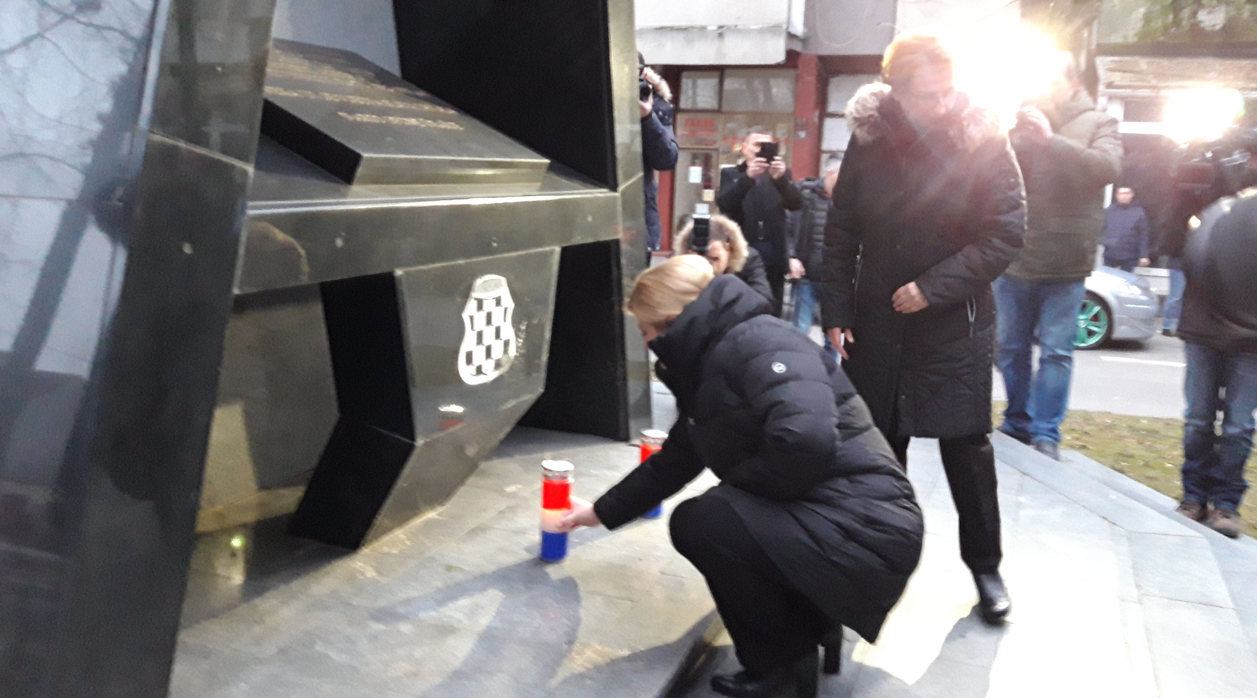 ORAŠJE Grabar-Kitarović zapalila svijeće za hrvatske branitelje i Ivu Gregurevića