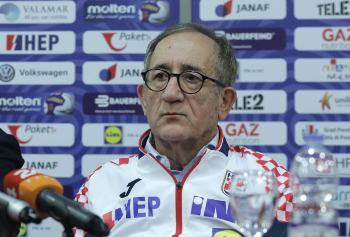 Dan nakon velike pobjede izbornik Lino Červar morao odgovarati na novinarske provokacije o igraču koji je odbio igrati za Hrvatsku!