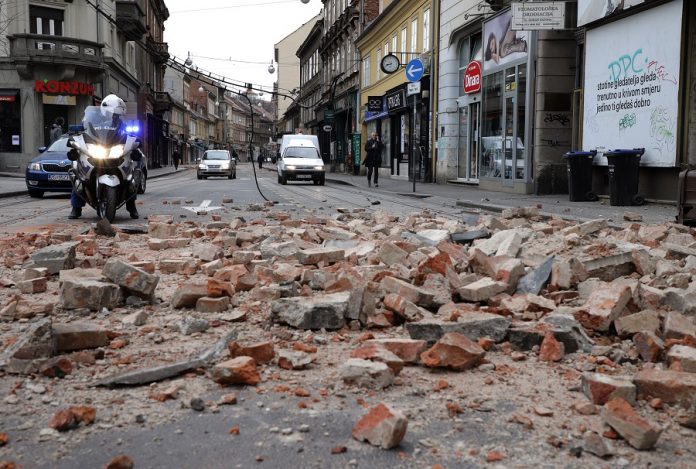 POGINUO SANIRAJUĆI ŠTETU OD POTRESA: U Zagrebu zidar pao s krova u dvorište zgrade
