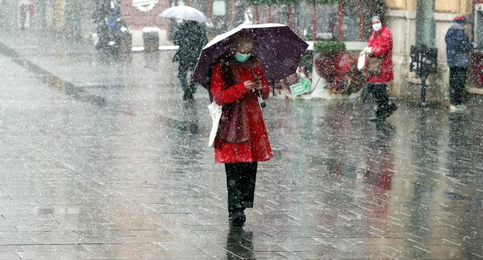 Upaljen meteoalarm za cijelu zemlju: Na kopnu snijeg i poledica, na moru kiša i bura