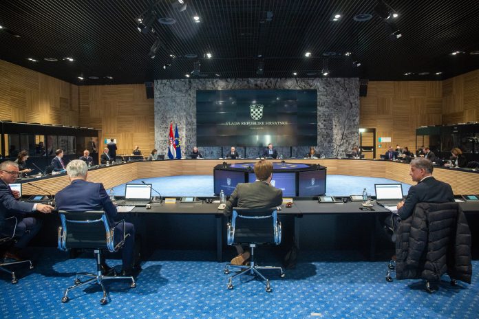 NOVA VLADA: ČETIRI MINISTARSTVA MANJE, 13 STARIH I TRI NOVA MINISTRA