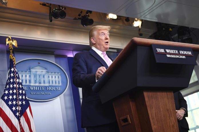 Trump: Washington istražuje je li koronavirus nastao u laboratoriju u Wuhanu