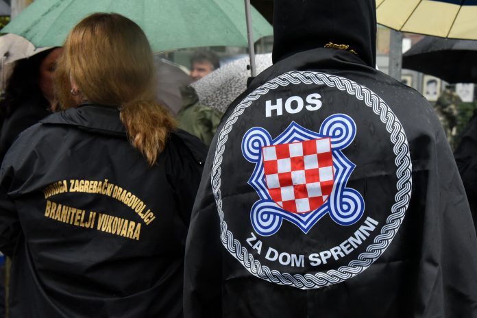 (FOTO) HOS-ovac osvojio ratnu neprijateljsku zastavu: Sve bitke Hrvatskih obrambenih snaga