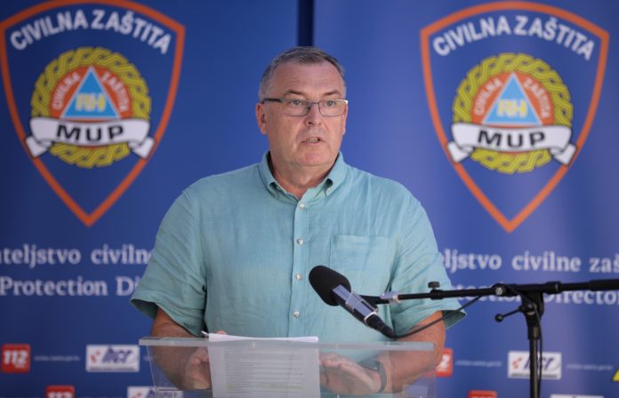 Ples je zabranjen, osim mladencima i roditeljima, i to samo na početku slavlja. ‘Fajrunt’ u ponoć