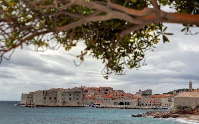 Djelomice sunčano. Poslijepodne kiša i pljuskovi diljem zemlje