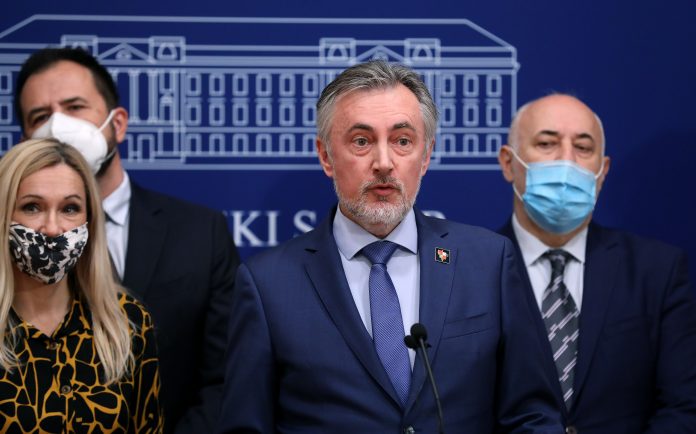 (VIDEO) ŠKORO SE ISPRIČAO JAVNOSTI, nećete vjerovati zbog čega!