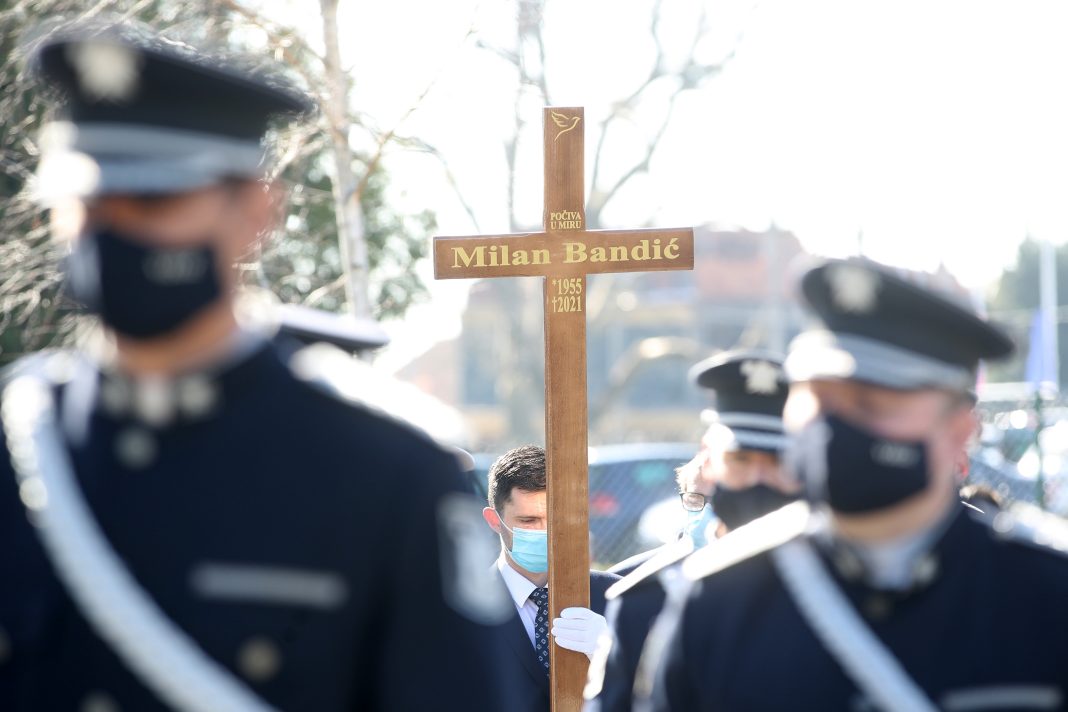 Pokopan Milan Bandić na Mirogoju: Ispratio ga veliki broj građana, obitelj, suradnici i brojni političari