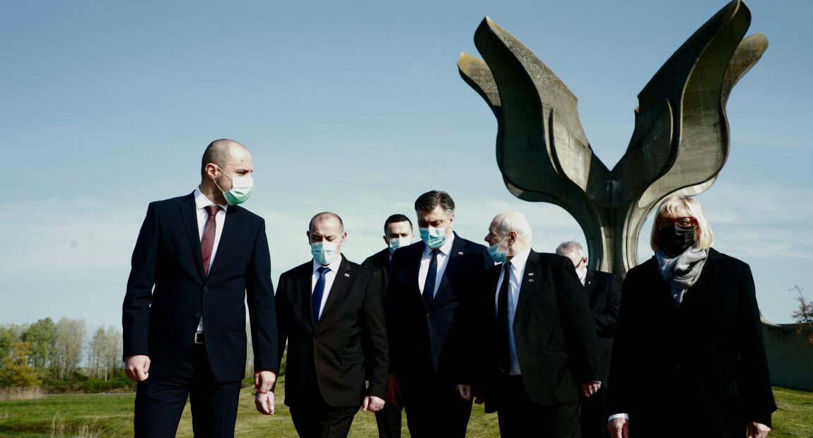 PLENKOVIĆ U JASENOVCU: “Ustaški simboli su već danas zabranjeni”