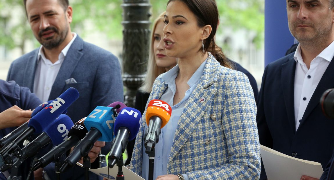 (VIDEO) OVO MORATE POSLUŠATI: NOVINAR N1: “Vidite, i maturanti su protiv Škore”, MATURANTI: “Sude mi…”