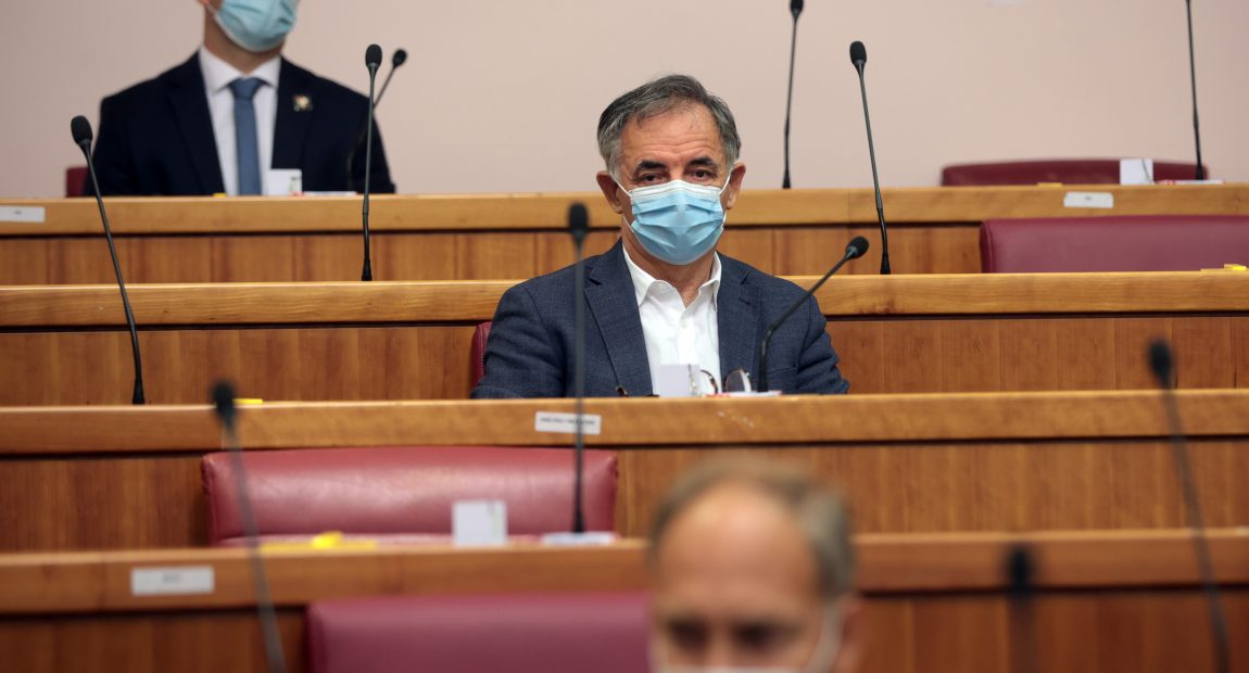 PUPOVAC tražio stanku od 10 sati da se “oporavi od maltretiranja”, ZEKANOVIĆ: “Dosadno mu je i žuri mu se za plaću od 20.000 kuna”