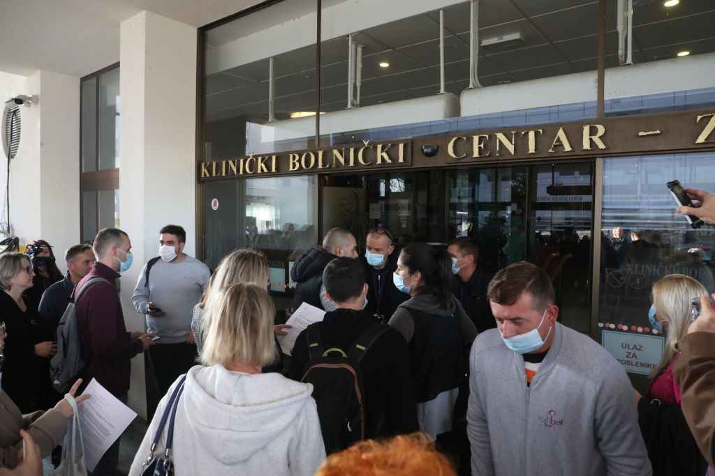 Prosvjednici se i jutros okupili ispred KBC-a Zagreb: Policajci ih legitimirali
