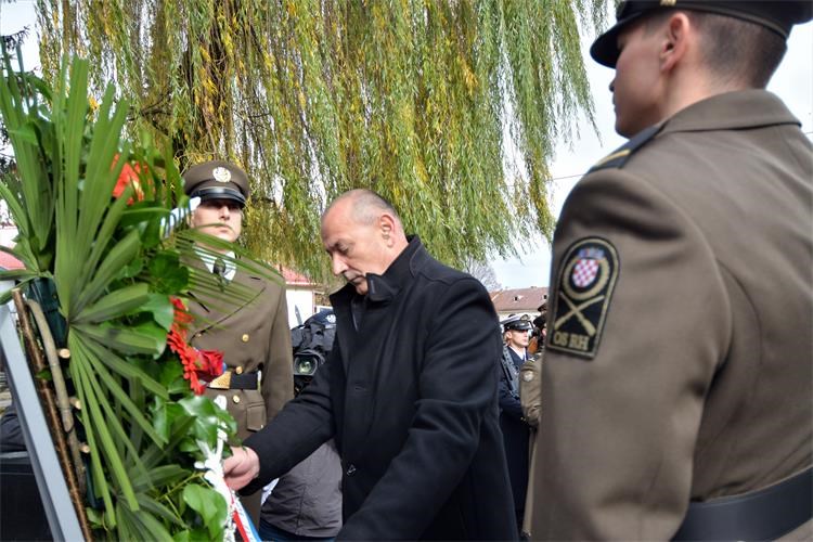 U Gospiću obilježene obljetnice 9. gardijske brigade Vukovi i Motorizirane bojne Vukovi