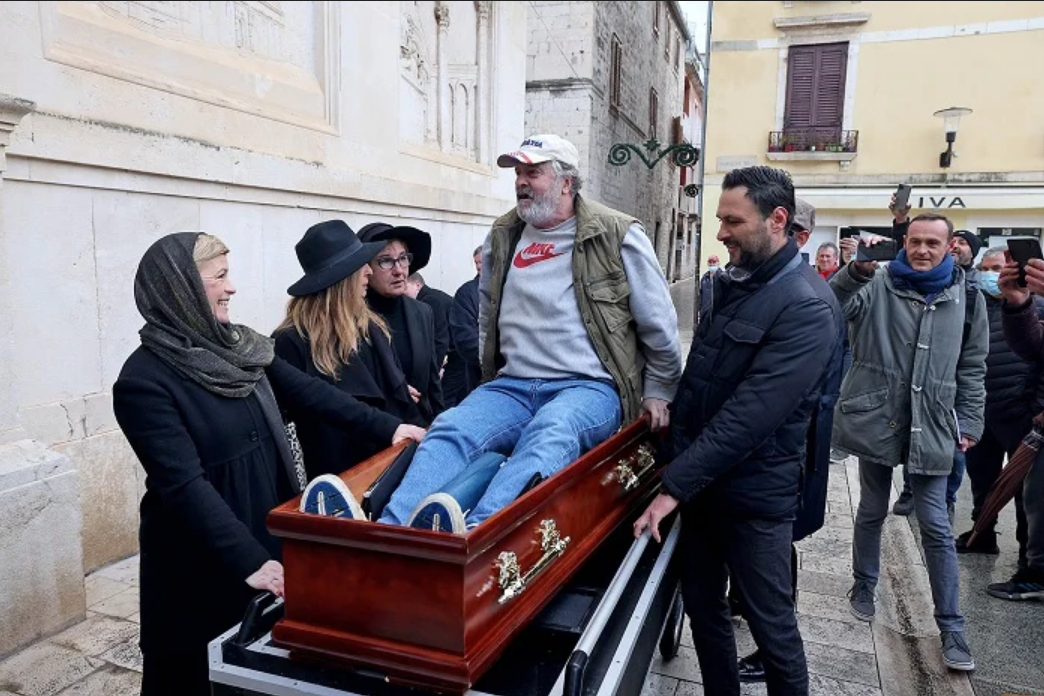 FOTOGALERIJA Enio Meštrović organizirao vlastiti sprovod pa oživio: Evo me, di su pare?