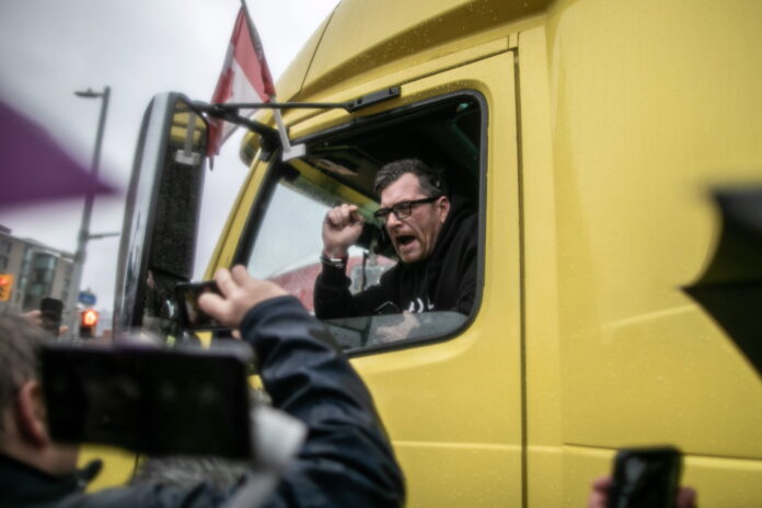 KANADSKA POLICIJA RADI RED U GLAVNOM GRADU: Vozila uklonjena, prosvjednici uhićeni