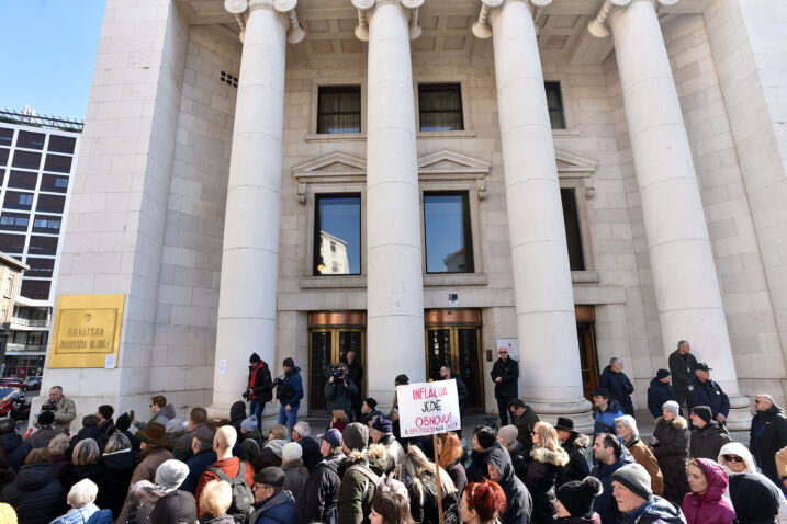 U 5 do 12  “Pet minuta šutnje upozorenja”: Potrošači zatražili odgovornost HNB-a zbog rasta cijena