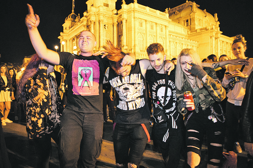 Masovni tulumi ispred HNK u doba korone: 'Nemamo gdje biti, inače idem na narodnjake'