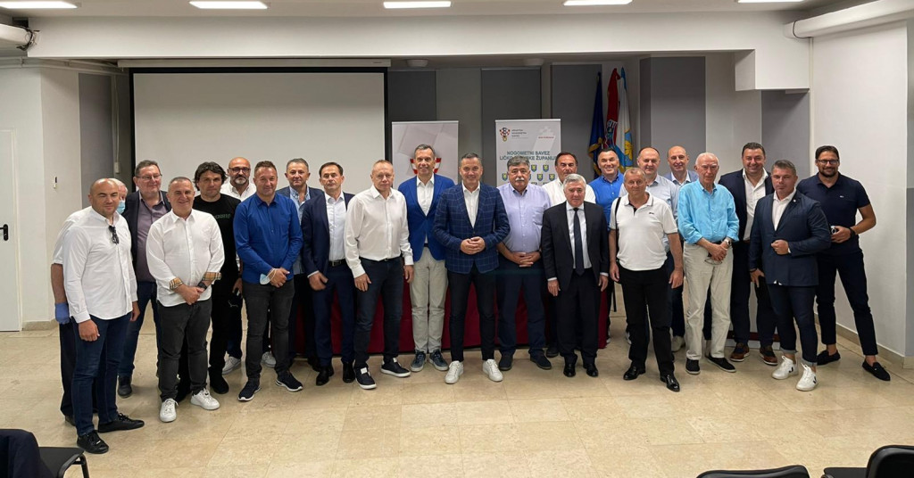 OVA SLIKA OTKRIVA BUDUĆNOST HRVATSKOG NOGOMETA I TKO JE NOVI ŠEF! DAVOR ŠUKER JE BIVŠI