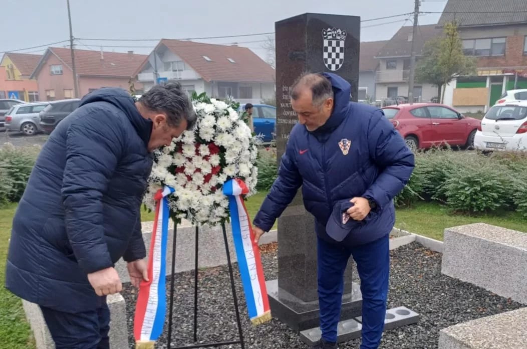 DELEGACIJA HNS-a ODALA POČAST ŽRTVAMA DOMOVINSKOG RATA Uoči Dana sjećanja na Vukovar i Škabrnju