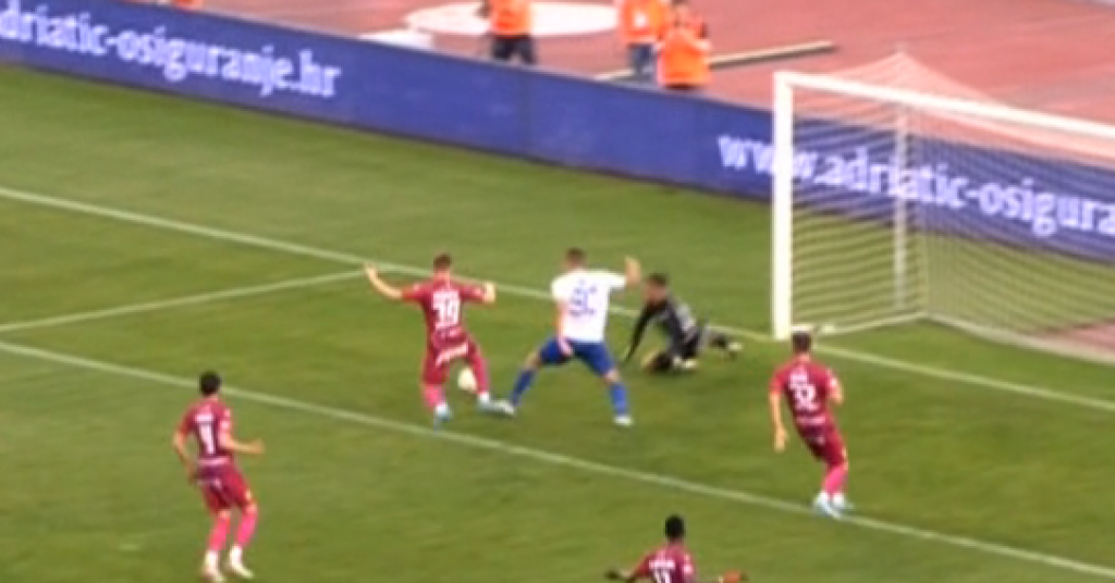 SPORNI TRENUTAK   Pogledajte prvi penal za Hajduk o kojem su suci  vijećali cijelu vječnost i, čini se, pogriješili