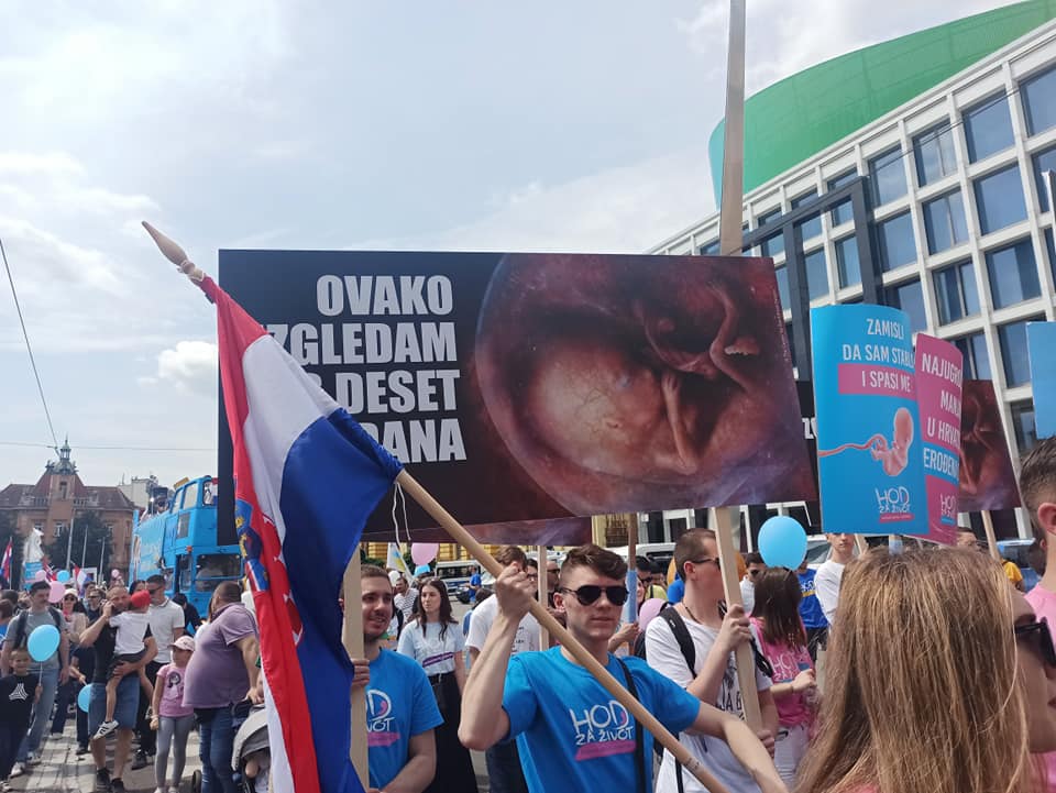 Zagreb: Sudionici “Hoda za život” okupili se ispred zgrade HNK