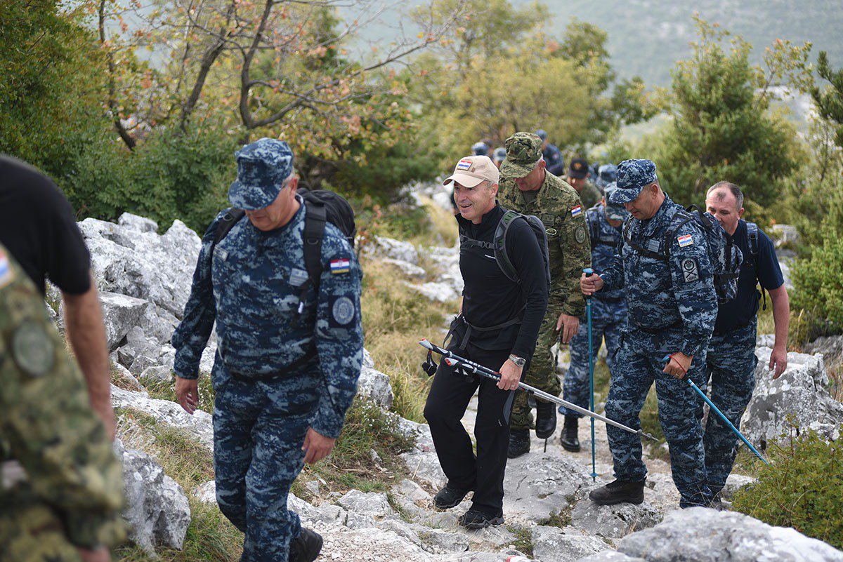 FOTOGALERIJA Ministar Krstičević popeo se na najviši vrh Mosora s pripadnicima Hrvatske ratne mornarice