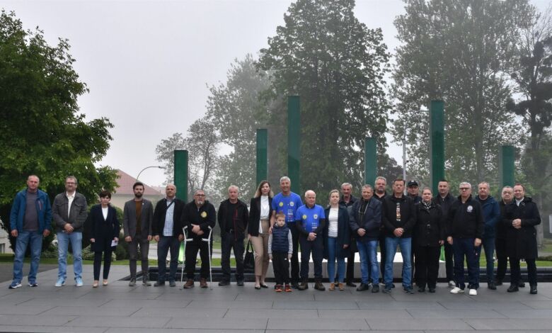 HODNJA IVANEC – VUKOVAR Slavko i Marijan Martan sa Spomen obilježja poginulim hrvatskim braniteljima u Ivancu krenuli na put dug 300 kilometara