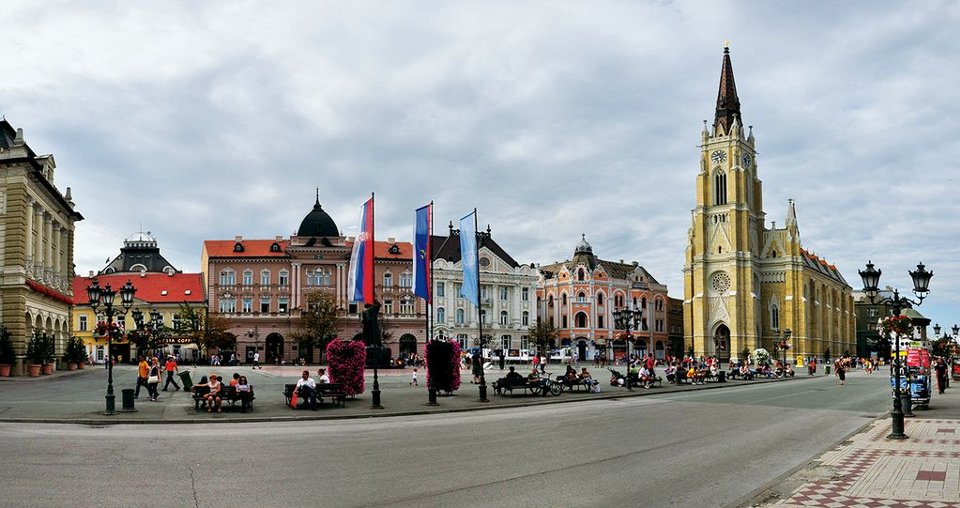 SRBIJA: Desetogodišnjaci u Novome Sadu kraj škole slavili uz pjesme o ratnim zločinima u BiH