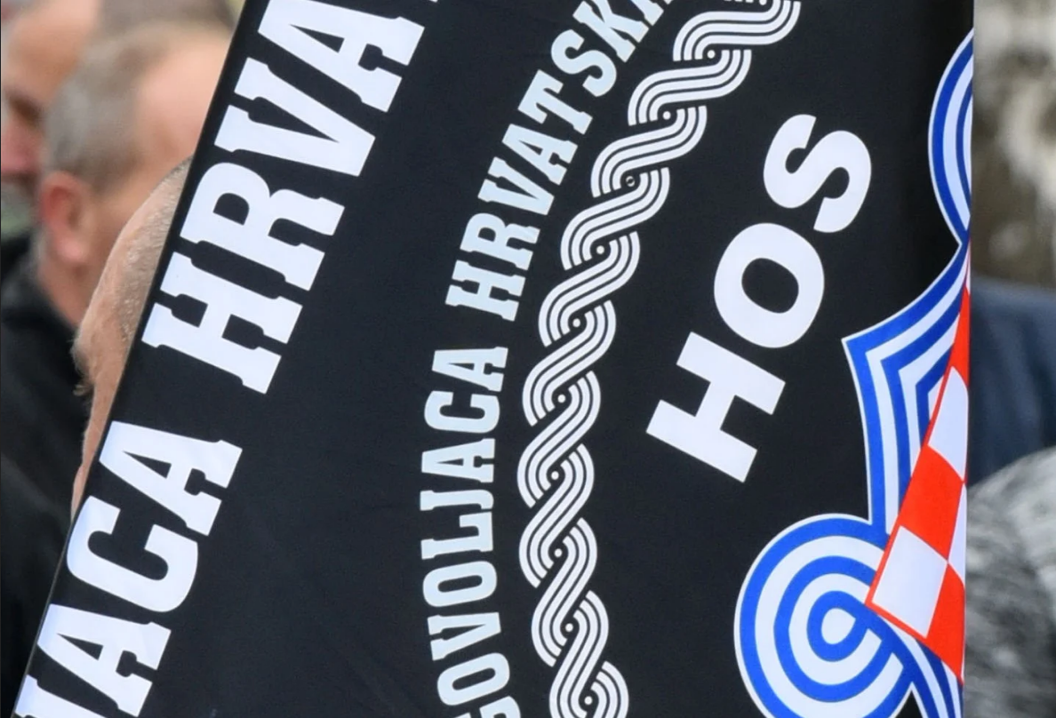 Nisu ga pustili u vojarnu s HOS-ovom majicom pa se zabio s automobilom u ogradu