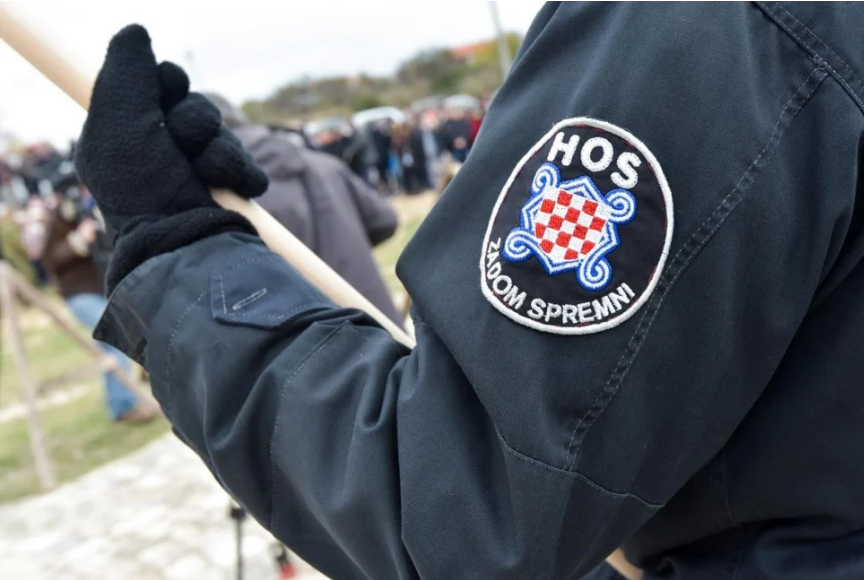 FOTO: U Imotskom osvanuli plakati podrške HOS-ovcima, ali i petokraka: Pod ovim znakom...