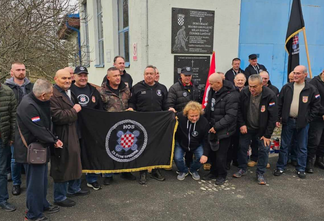 EXKLUZIVNO Hosovci opet podigli spomen ploču u Jasenovcu