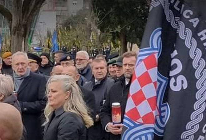 HOSOVCI OVOJ FOTKI UMIRU OD SMIJEHA! ‘Kao da su ugledali koronu, a ne zastavu’