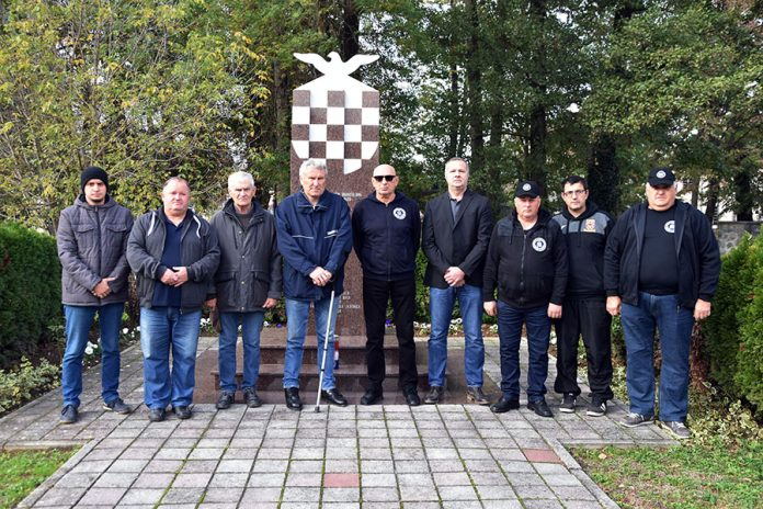 Paljenjem lampiona kod spomen obilježja poginulim hrvatskim braniteljima obilježen dan HOS-a Orahovica