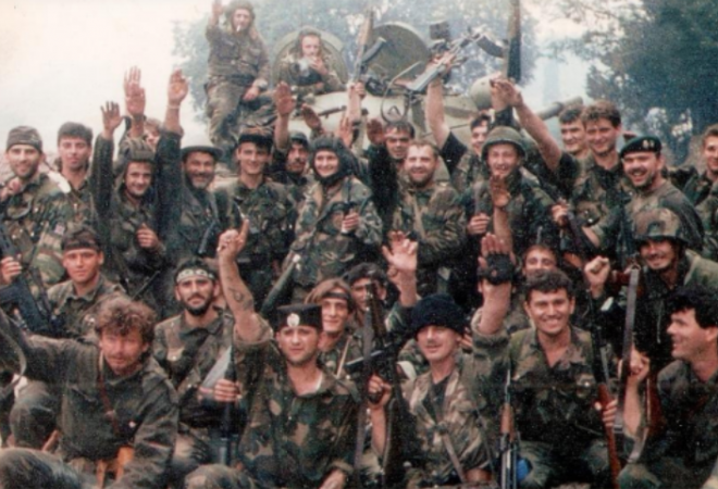 PA, KAKAV ŠOU! HOS-ovci obukli uniforme srpskih rezervista i otišli u akciju