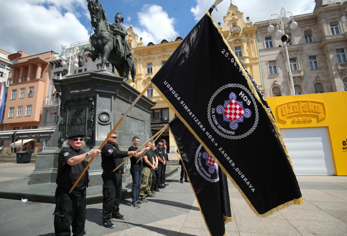 ‘ZA DOM SPREMNI’ ODZVANJALO TRGOM: HOS-ovci sa zastavama u rukama pjevali, prišla im Zagrepčanka: ‘Svaka vam čast’