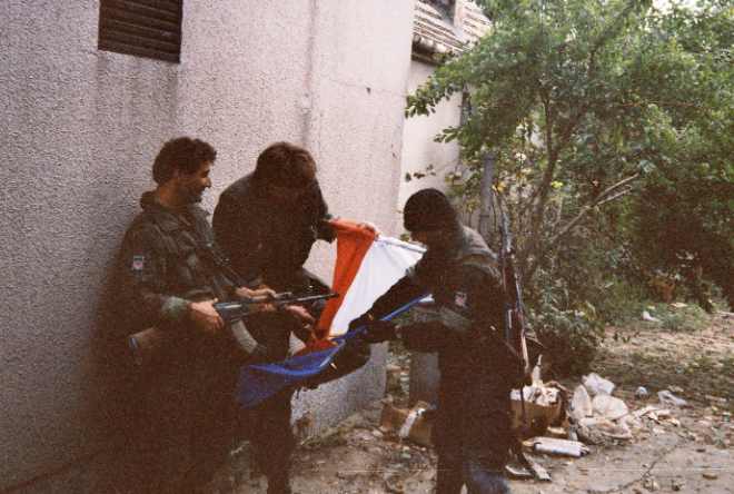 GINE VUKOVARSKI ZAPOVJEDNIK, HOSOVCI TRGAJU ZASTAVU! Kaotičan dan u Vukovaru: Po Sajmištu ranjeni i mrtvi