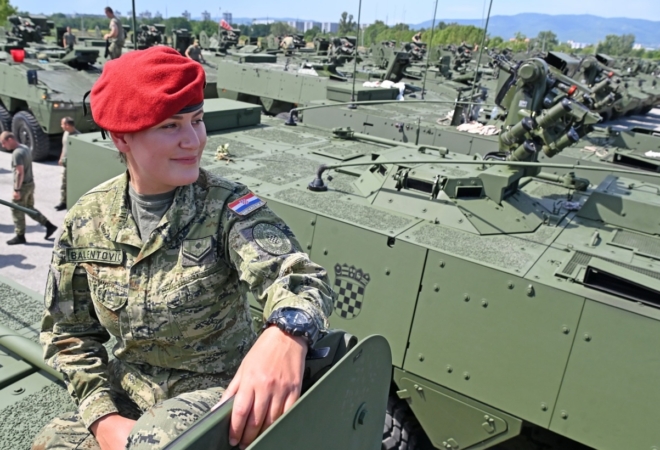 Ljepša strana hrvatske vojske: Pogledajte kako se vojnikinje pripremaju za mimohod