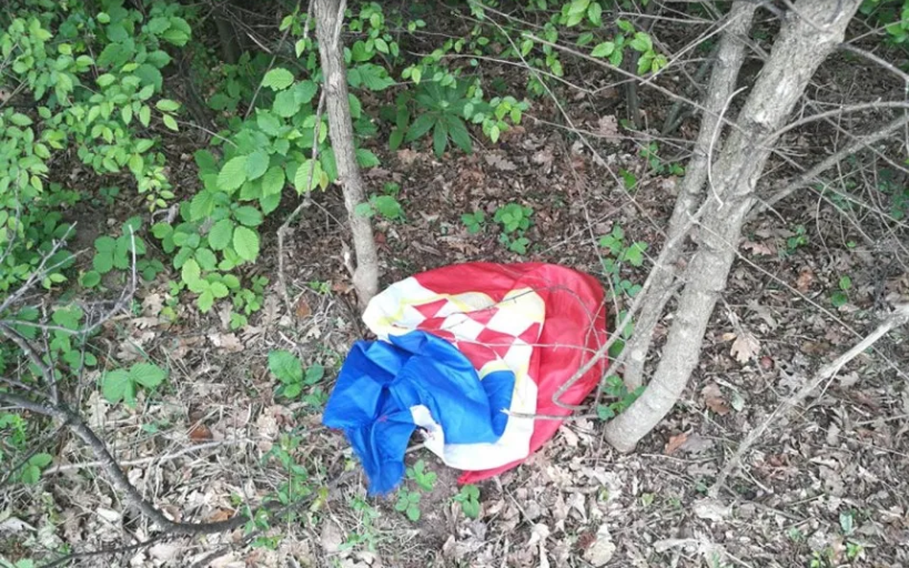 Pocijepana zastava hrvatskoga naroda na spomeniku poginulim hrvatskim braniteljima na Vidaku