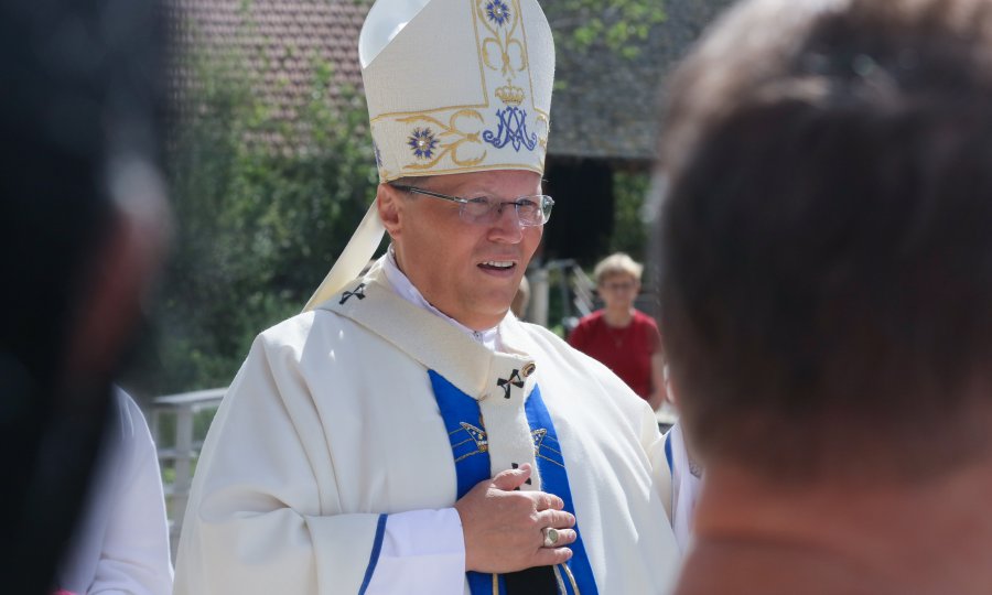 Nadbiskup Hranić pozitivan na koronavirus, zarazio se na krizmi