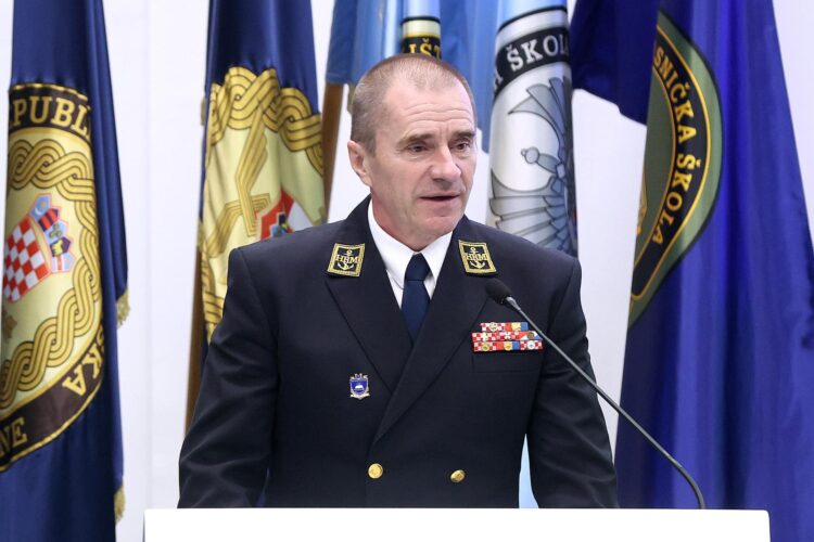 Admiralu Robertu Hranju na mjestu načelnika Glavnog stožera preostaje još tri mjeseca!  Četiri su kandidata za novog šefa vojske, tko će ga naslijediti?