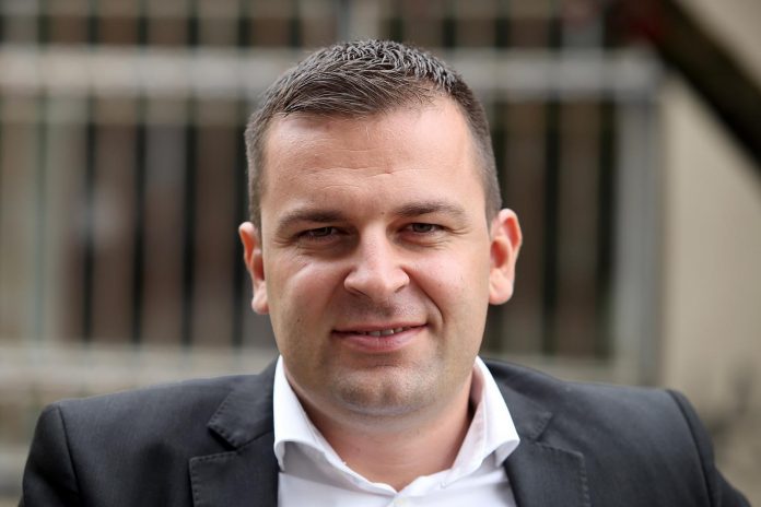 HREBAK OŠTRO OSUDIO PODIZANJE SPOMEN-PLOČE U BANJA LUCI: ‘Dok se živi u mitovima i kvaziherojstvima, BiH će ostati u prošlosti‘