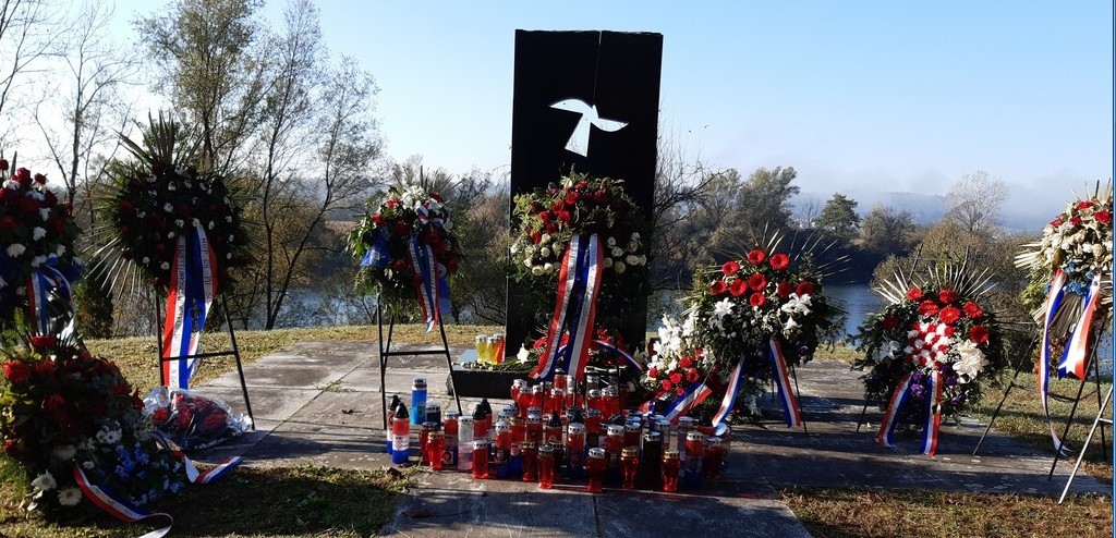 32 GODINE OD KRVAVOG MASAKRA U BAĆINU - JEDAN OD NAJVEĆIH POJEDINAČNIH MASOVNIH ZLOČINA U DOMOVINSKOM RATU OSTAO JE NEKAŽNJEN