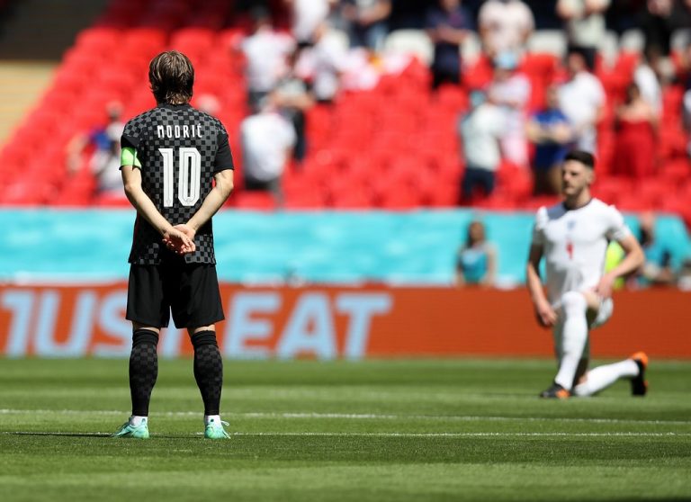 Hrvatski nogometaši i Dalić nisu klečali: Englezi kleknuli kako su i najavili, ali su izviždali intoniranje hrvatske himne